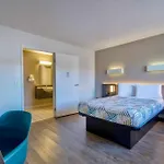6 Hotel