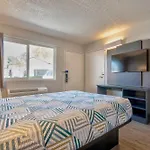 6 Hotel