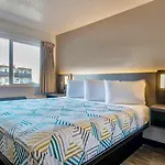 Hotel 6