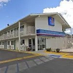 6 Hotel