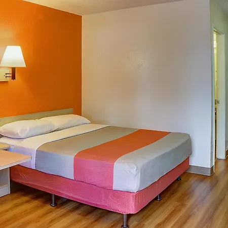 6 Hotel 3*