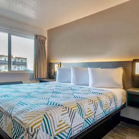 6 Hotel 3*