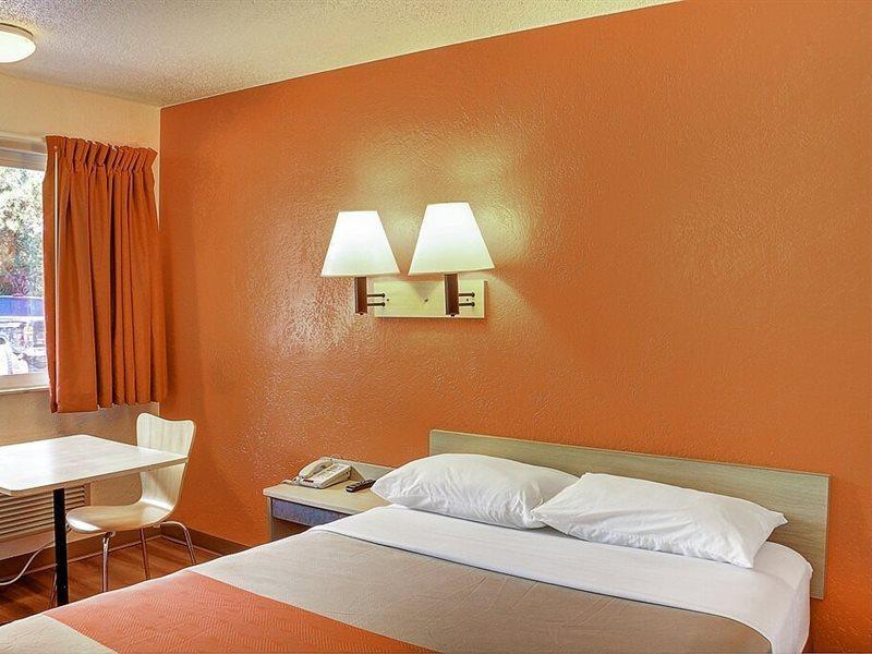 6 Hotel 3*