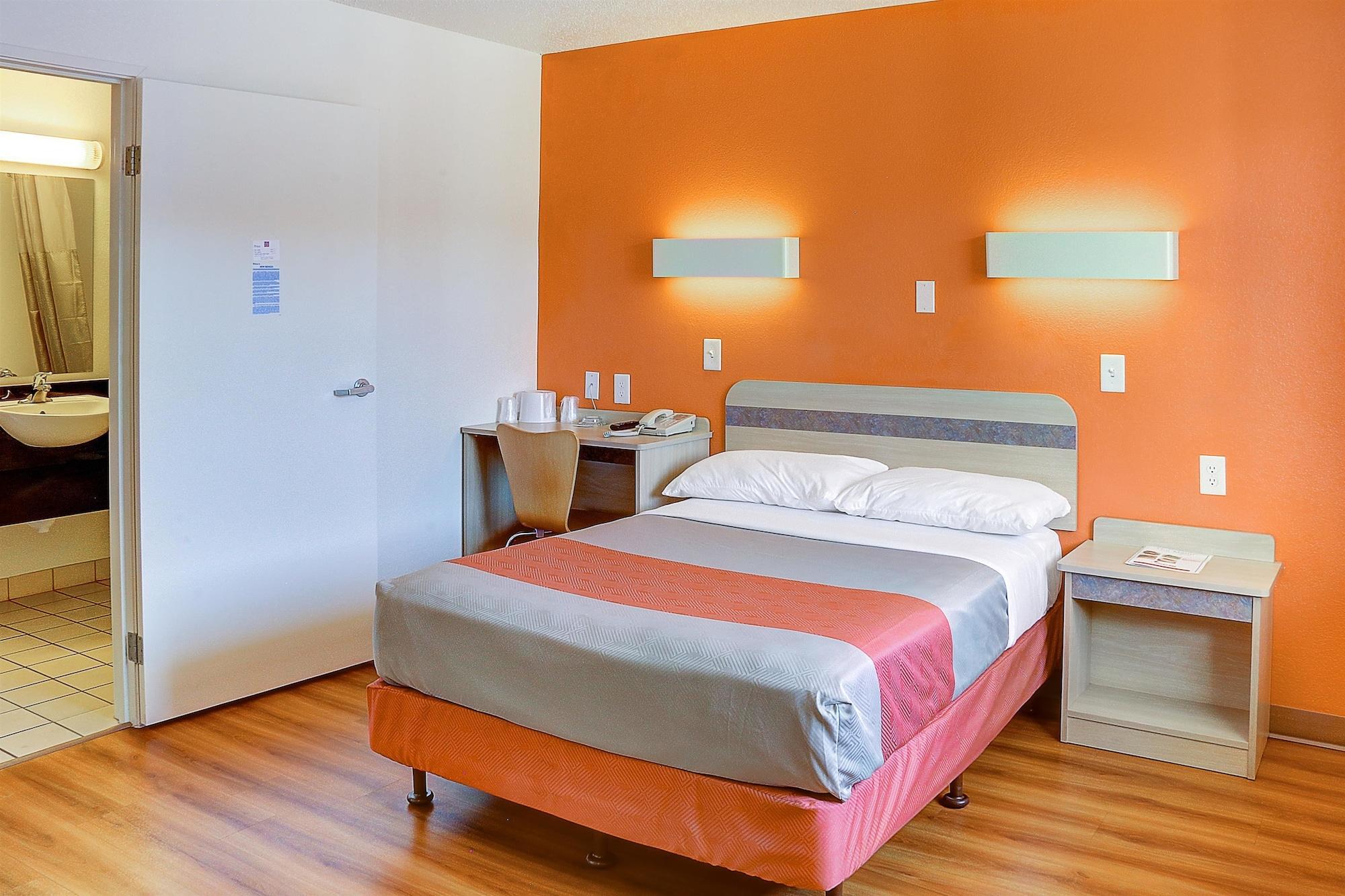 6 Hotel 3*
