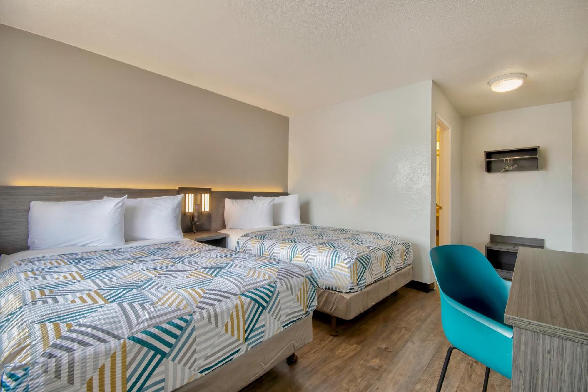 6 Hotel 3*