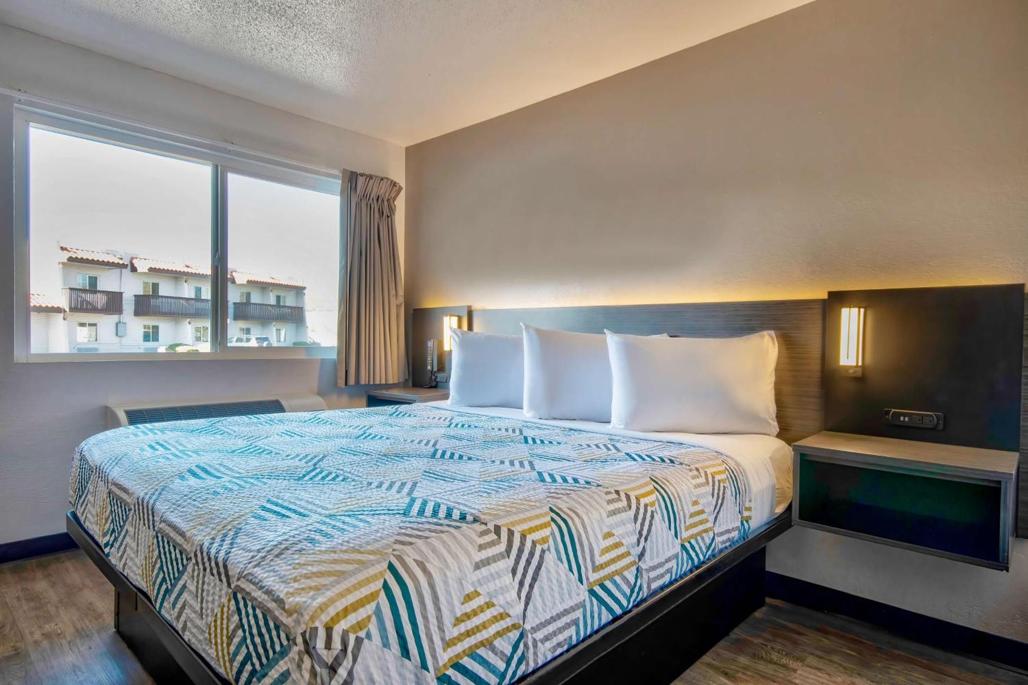 6 Hotel 3*
