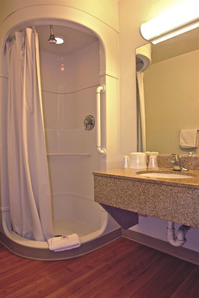 Hotel 6